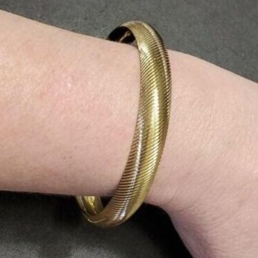 *Sale* Gold tone textured bangle bracelet approx 8.5"